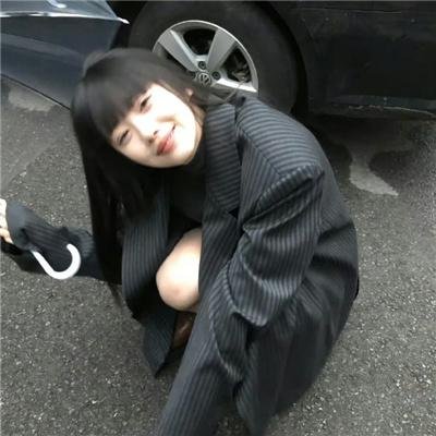 独家爆料：实力派歌手机场牵手女助理，好友出面澄清，一夜之间
